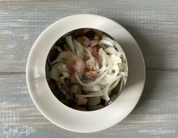 Соберите салат в кулинарном кольце. Первый слой — скумбрия, нарезанная на мелкие кубики, второй — маринованный лук, третий — картофель, четвертый — морковь, пятый — яйца, шестой — свекла. Между слоями — майонез.