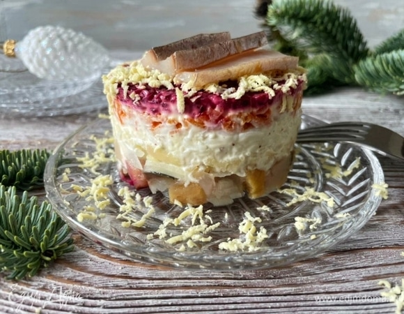 В конце выложите кусочки скумбрии, украсьте зеленью по вкусу (я украсила натертым на мелкой терке желтком). Дайте салату настояться 2–3 часа и подавайте к столу. С наступающим Новым годом и Рождеством!