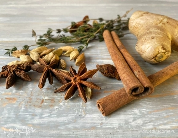 В кастрюлю налейте воду, доведите до кипения. Добавьте все специи, кроме тимьяна, и проварите 3–4 минуты.