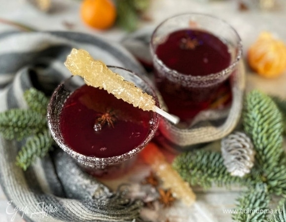 Процедите глинтвейн и разлейте по бокалам. С наступающим Новым годом и Рождеством!