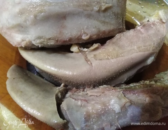 Языки заранее отварить в соленой воде до готовности в течение 2 часов.