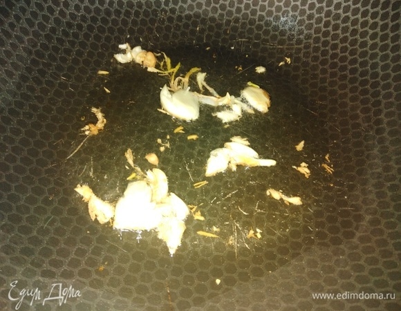 Чеснок раздавить ножом и припустить на масле, но не пережаривать.