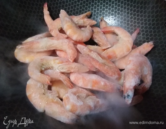 Всыпать замороженные креветки, перемешать.