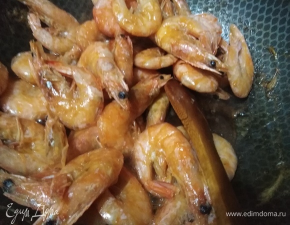 Жарить примерно 30 минут до испарения жидкости, изредка помешивая. Влить соевый соус. Перемешать, жарить еще 5–7 минут.