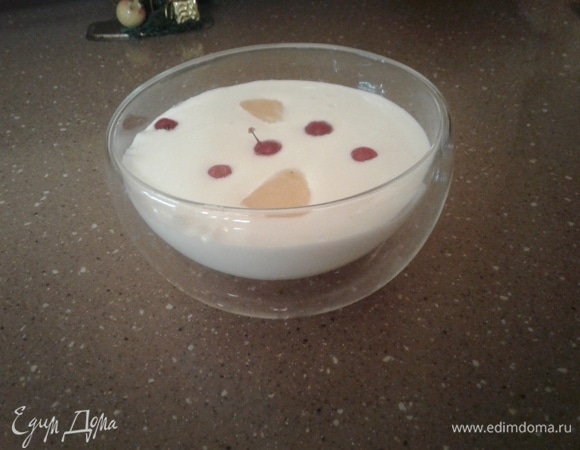 По желанию сверху можно украсить фруктами. Перед подачей на стол можно посыпать поджаренными орехами или миндальными лепестками.