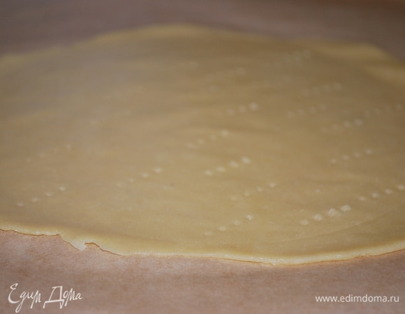 Охлажденное тесто разделите на равные части. Раскатайте тесто на пергаменте в размер вашего торта и наколите его вилкой, чтобы оно не пузырилось. Выпекайте в духовке до светло-золотистого цвета примерно 3–4 минуты при температуре 180°C.