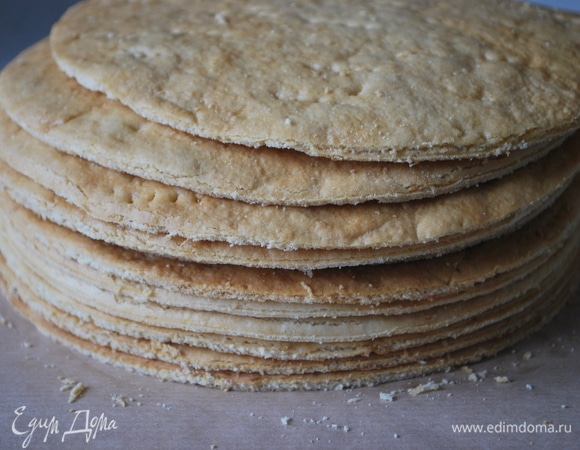 Готовый корж вырежьте формой (у меня металлическое кольцо диаметром 18 см). Количество коржей зависит от толщины теста, у меня получилось 10 коржей. Остатки готового теста измельчите в блендере в крошку для украшения торта.