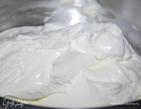 Творожный сыр, сметану и холодные сливки взбейте при помощи миксера, добавьте по вкусу ванильный сахар и сахарную пудру. Крем получается воздушным, вкусным и в меру сладким. Сладость регулируйте по своему вкусу.
