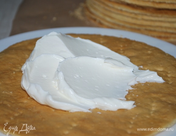 Соберите торт, промажьте коржи кремом. Украсьте торт по своему желанию.