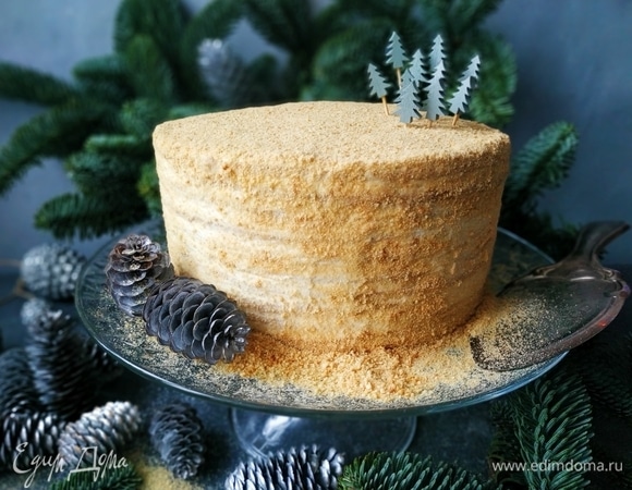 Дайте торту пропитаться в холодильнике 2–3 часа и подавайте к столу. Поздравляю всех с Новым годом!