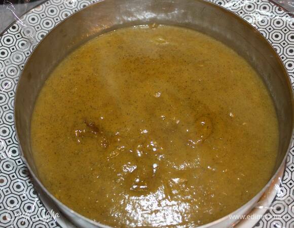 Натяните пищевую пленку на кондитерский круг и вылейте в него пюре. Отправьте в морозилку.