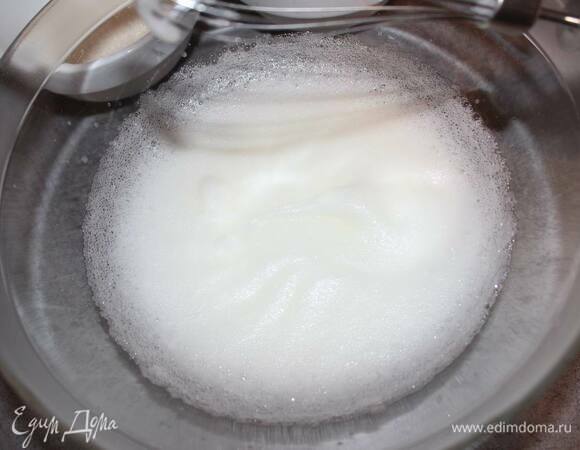 Для меренги начните взбивать белки на медленных оборотах, пока на пене не начнет оставаться легкий след от венчика.