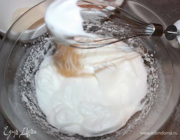 Затем увеличьте обороты до максимума и взбейте белки до устойчивых пиков.