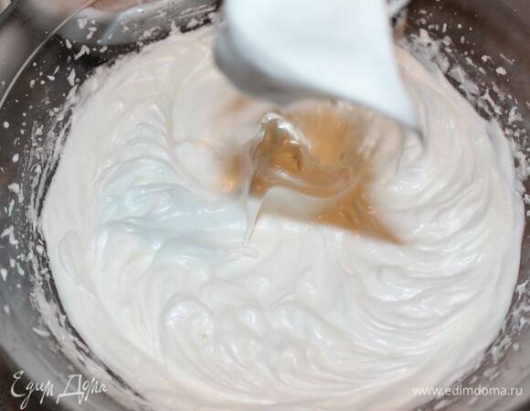 Добавьте сахар по частям, все время продолжая взбивать. Обычно сахар делят на три части. Белки должны приобрести перламутровый блеск.