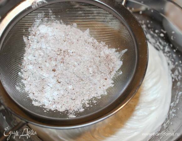 Смешайте сахарную пудру с какао, просейте через сито и понемногу добавляйте к меренге.