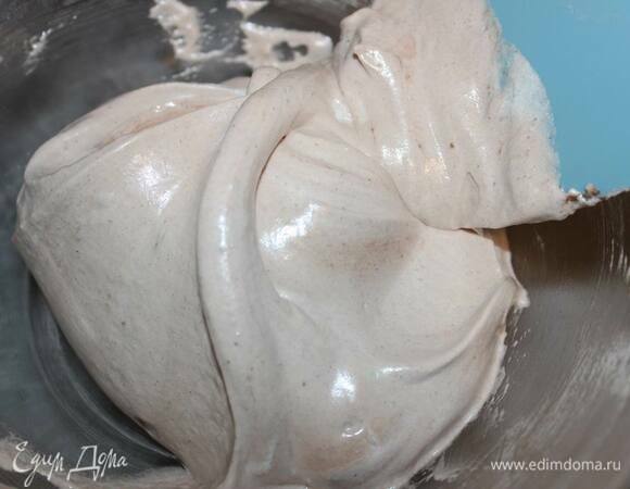 Перемешивайте ложкой очень аккуратно до однородного состояния.