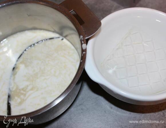 Для мусса замочите желатин в воде. Смешайте кокосовые сливки с ромом, добавьте разрезанный стручок ванили и подогрейте. Затем отожмите, добавьте желатин и хорошо перемешайте. Дайте немного остыть.