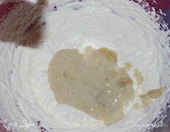 Добавьте кокосовые сливки и ром и перемешайте до однородного состояния.