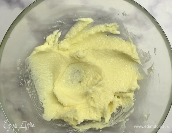 Смешиваем сахар с маслом комнатной температуры и хорошо перемешиваем до однородной массы.