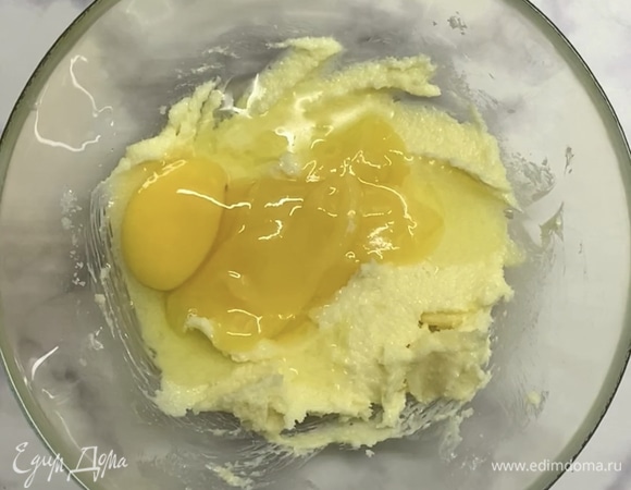 Добавляем яйцо и мед и вновь хорошо вымешиваем.