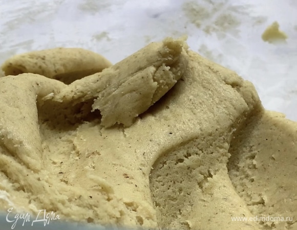 Вымешиваем однородное тесто. Оно будет немного липнуть к рукам. Тесто перекладываем в пакет и убираем примерно на 2 часа (или на ночь) в холодильник.