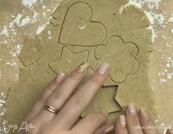 Раскатываем не тонко тесто и вырезаем с помощью формочек печенье.