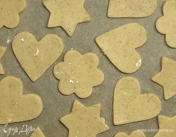 Перекладываем в форму или на противень, застеленный бумагой для выпекания. Отправляем в заранее разогретую духовку при 180°C на 7 минут.