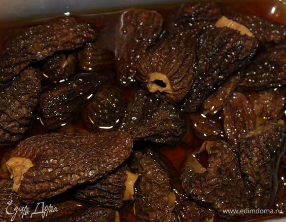 Замочите сухие сморчки в смеси коньяка (или белого вина) и воды и оставьте на 6 часов минимум, а лучше на ночь.