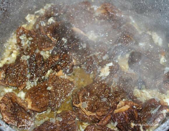 Влейте один половник маринада, убавьте огонь и оставьте тушиться, пока вся жидкость не выпарится (примерно 10–15 минут).