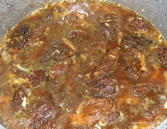 Влейте остаток маринада, добавьте специи, накройте крышкой, доведите до кипения и проварите 5 минут. Затем снимите с огня и выньте сморчки (без сока). Дайте немного остыть.