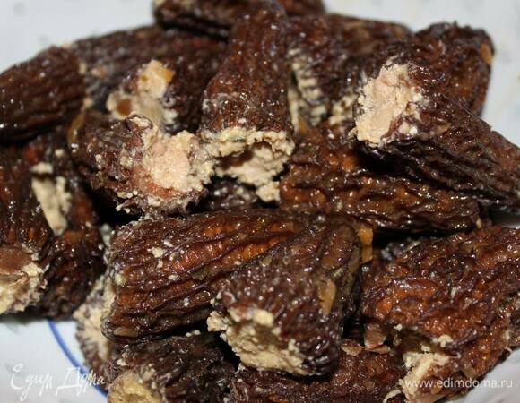 Отложите порванные и слишком маленькие сморчки. Нафаршируйте остальные сморчки фуа-гра (или другим паштетом). Я обычно пользуюсь ложечкой для икры. Если горлышко гриба слишком узкое, можно чуть-чуть его надорвать, только чтобы можно было проталкивать начинку пальцем.