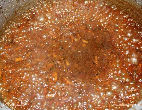 Оставшийся в сковородке сок доведите до кипения и выпарите на сильном огне до вязкости.
