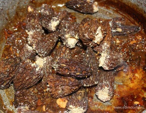 Добавьте фаршированные сморчки и обжарьте пару минут на среднем огне.