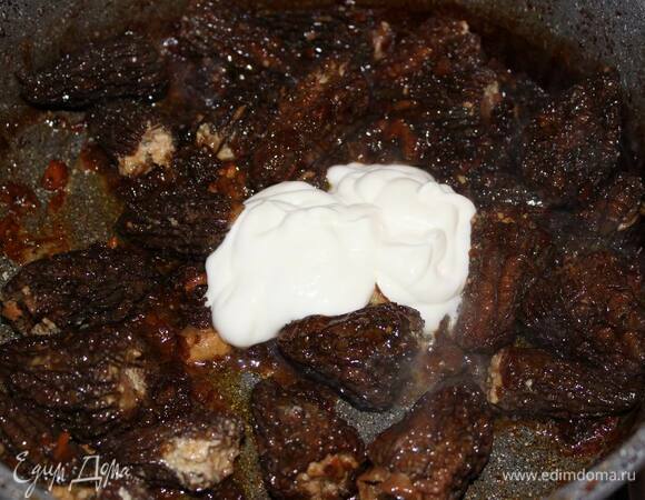 Добавьте сметану и очень аккуратно перемешайте.