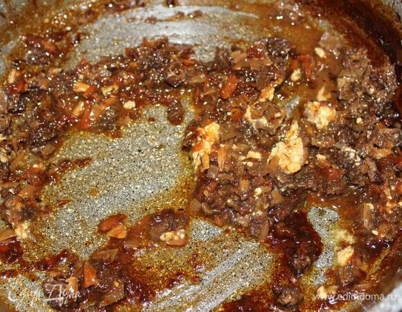 Мелко нарежьте порванные и маленькие сморчки и добавьте к соусу.