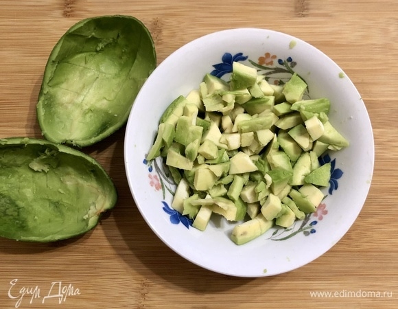 Затем аккуратно вынимаем мякоть, не повреждая кожуру. Нарезаем мякоть на кусочки и сбрызгиваем лимонным соком.