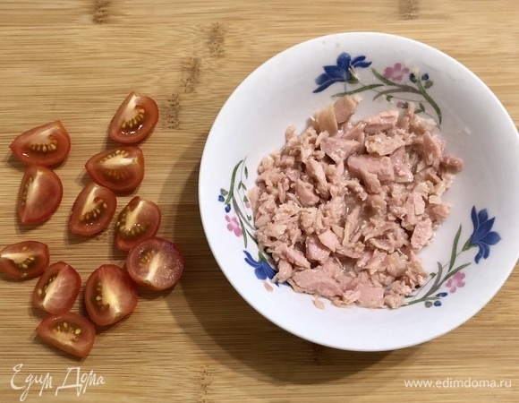 Тунец разминаем вилкой, помидоры черри режем на четвертинки.