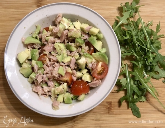 Соединить все ингредиенты в глубокой тарелке, добавить чеснок, соль, черный молотый перец по вкусу, оливковое масло, руколу, перемешать до однородности.