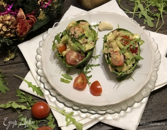 Подаем салат в порционных лодочках из авокадо.