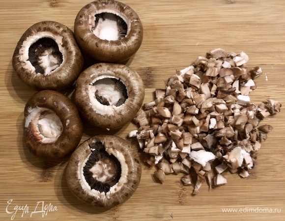 Шампиньоны промыть, отделить шляпки от ножек.