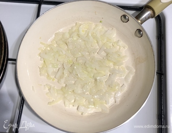 Обжариваем лук на растительном масле до золотистости (примерно одну минуту).