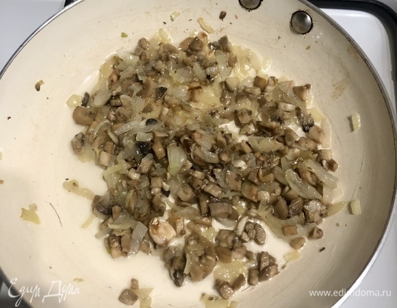 Добавляем к луку мелко нарезанные грибные ножки, обжариваем пару минут.