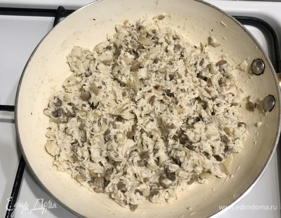 Добавляем туда же мелко нарезанную куриную грудку, чеснок, сливки, майонез, соль, черный молотый перец по вкусу. Перемешиваем и снимаем с огня.