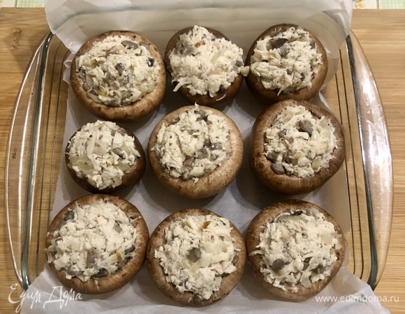 Выкладываем готовую начинку в грибные шапочки.