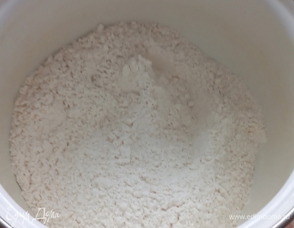 Смешиваем муку, дрожжи, сахар и соль.