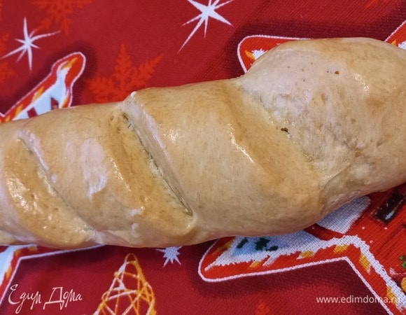 Ставим в духовку при 200°C, выпекаем примерно 35 минут. На низ духовки ставим воду. По готовности смазываем батоны сливочным маслом.