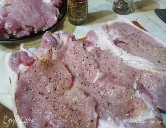 Корейку нарезать порционными кусками толщиной не более 1 см. Отбить. Посолить, поперчить, посыпать специями.