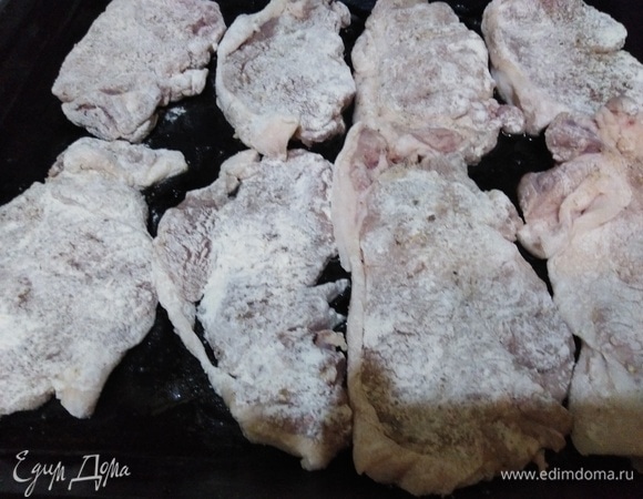 Обвалять в муке. Выложить на смазанный растительным маслом противень. Поставить в заранее разогретую духовку.