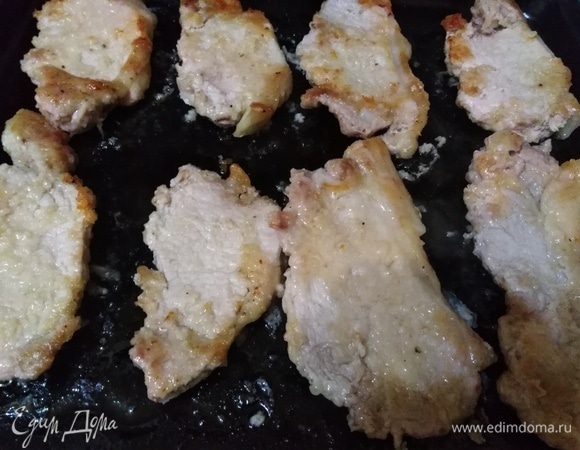 Запекать при 200°C в течение 15 минут. Достать противень. Отбивные перевернуть. Поставить обратно в духовку на 10 минут.