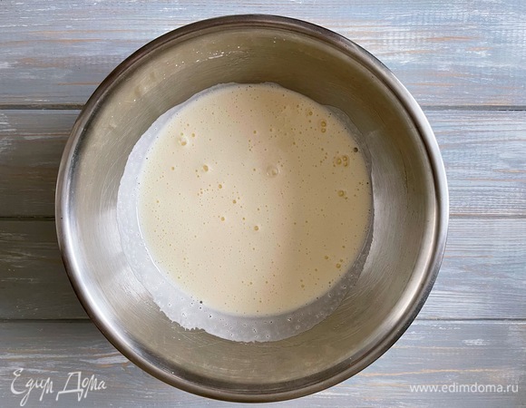 В большой миске взбейте яйца с сахаром до пышного состояния.